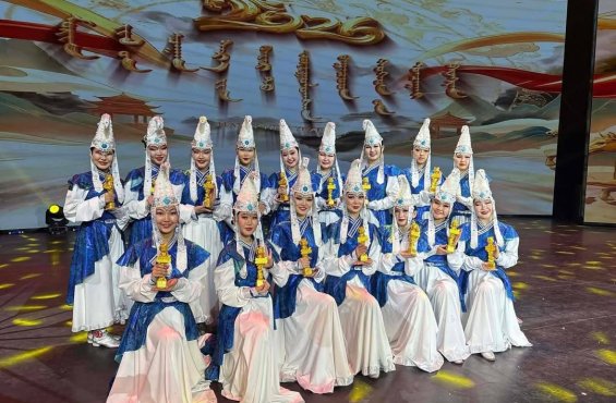 Бүжихүйн өв” клубийн сурагчид алтан цом хүртэв